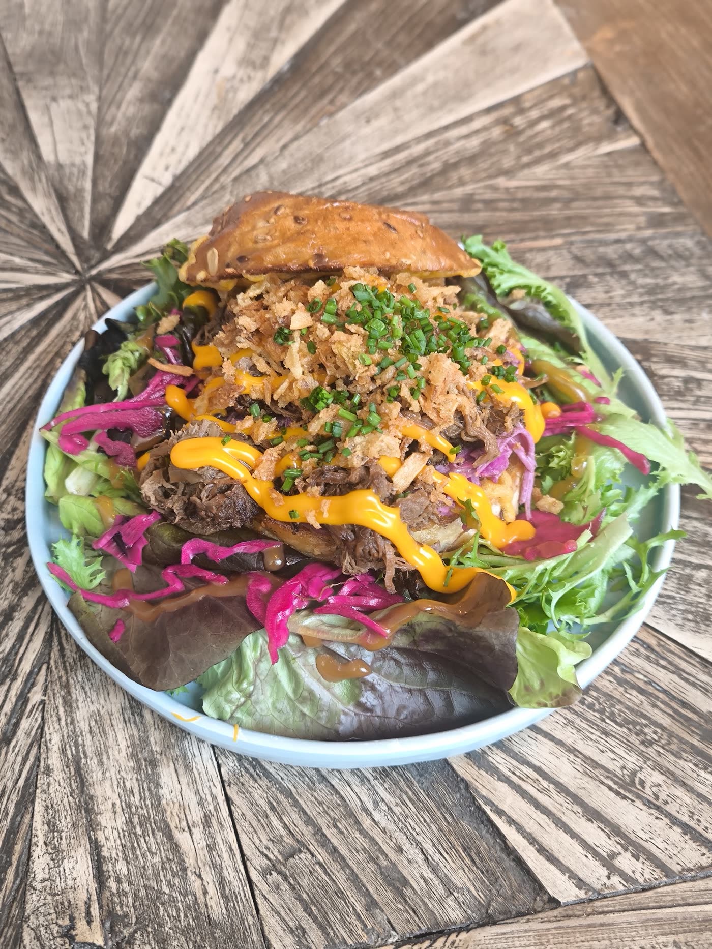 Bowl généreux de pulled pork, coleslaw et sauce maison