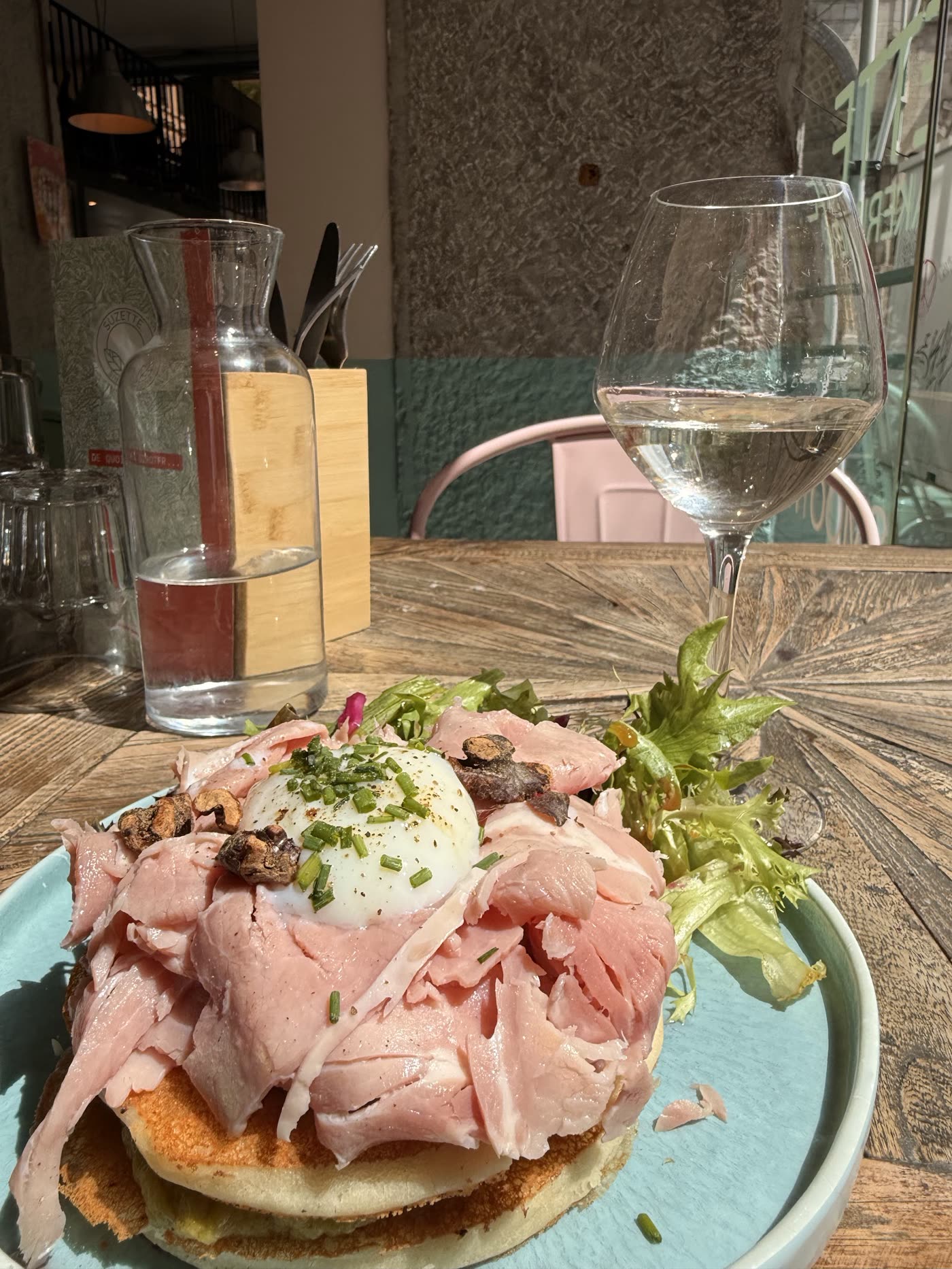 Pancake garni de jambon, œuf mollet et ciboulette, verre de vin blanc