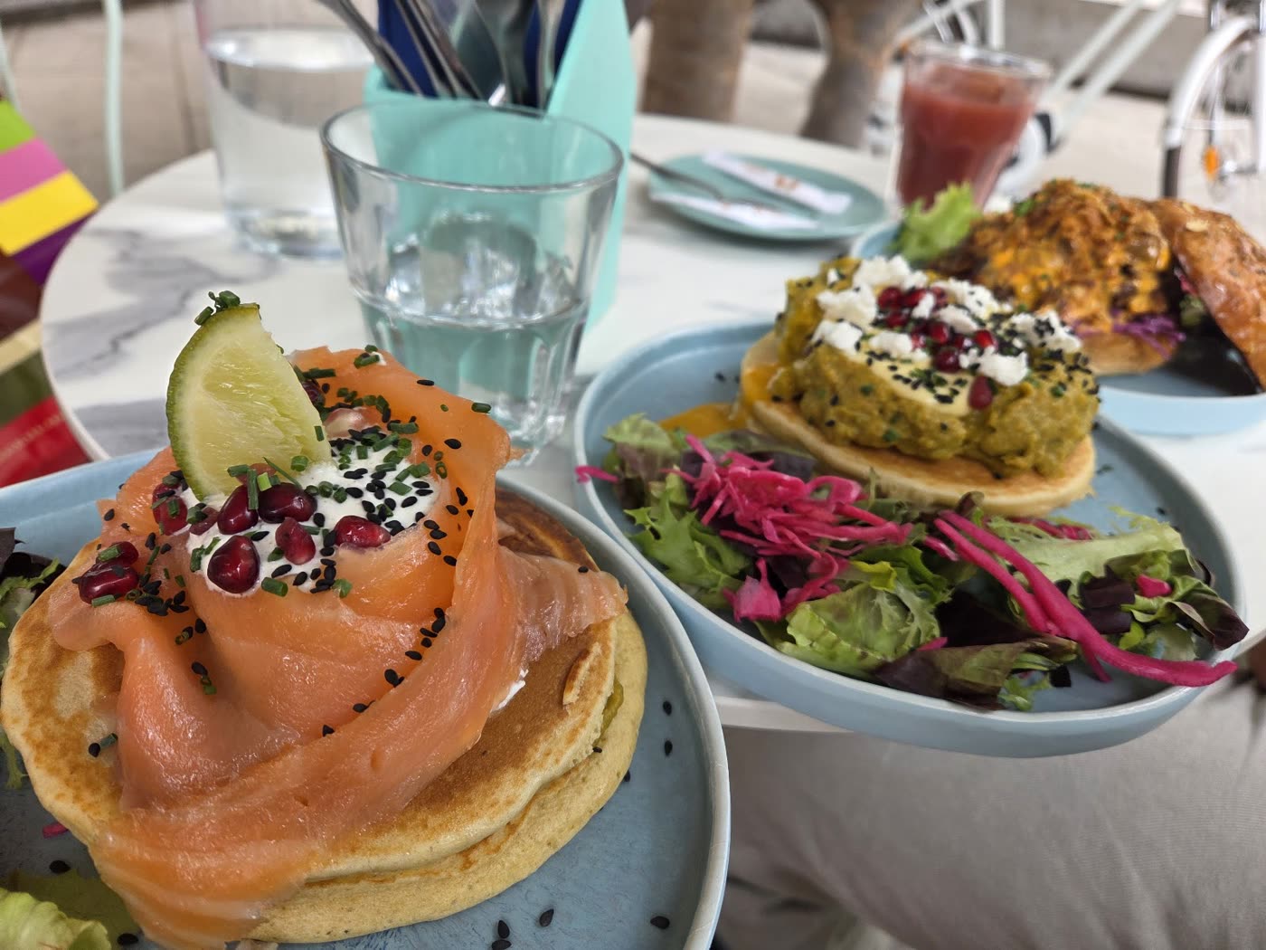 Pancakes salés au saumon fumé et à l'avocat chez Suzette Pancakerie