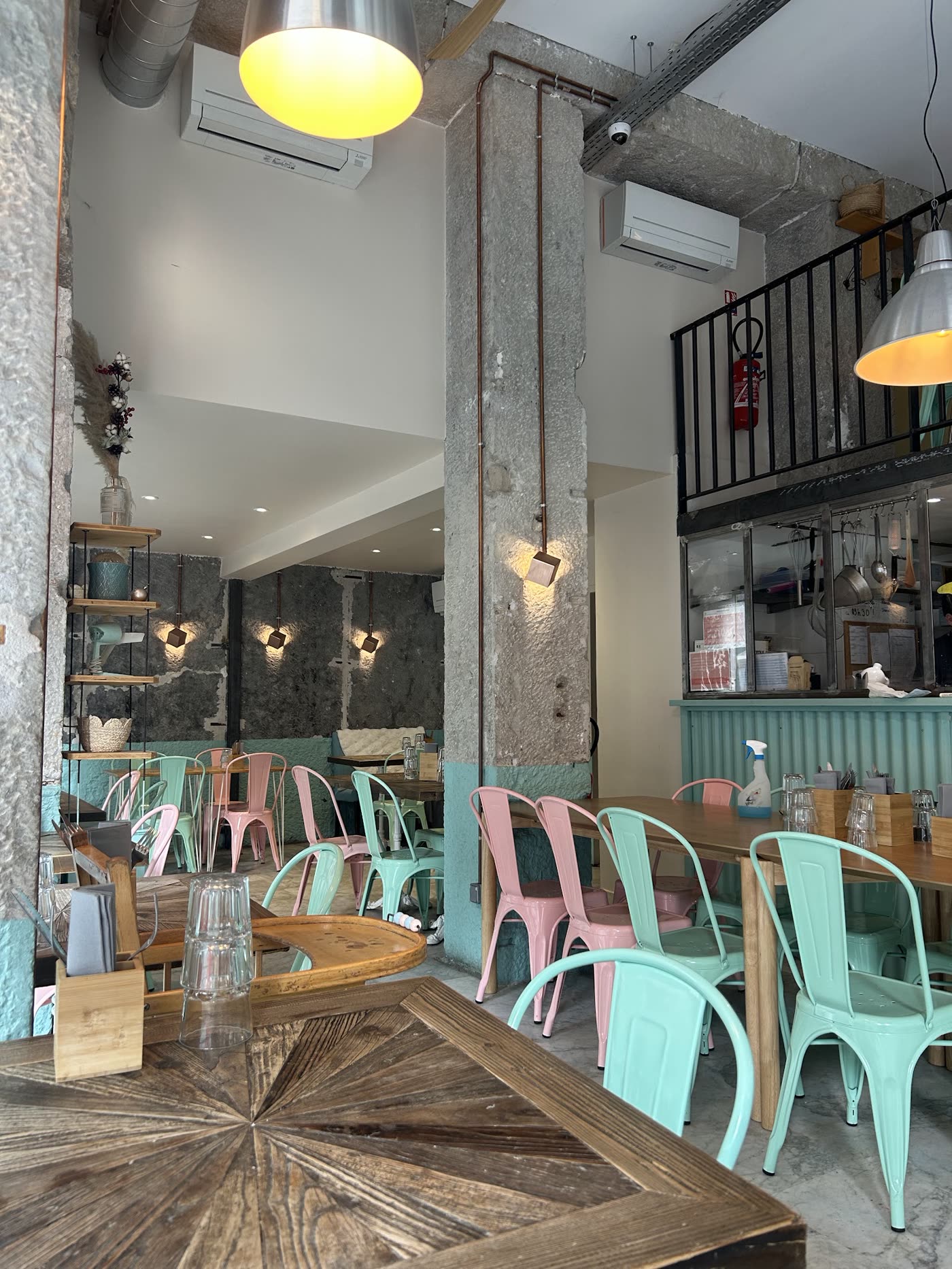 Salle de Suzette Pancakerie avec chaises pastel rose et menthe