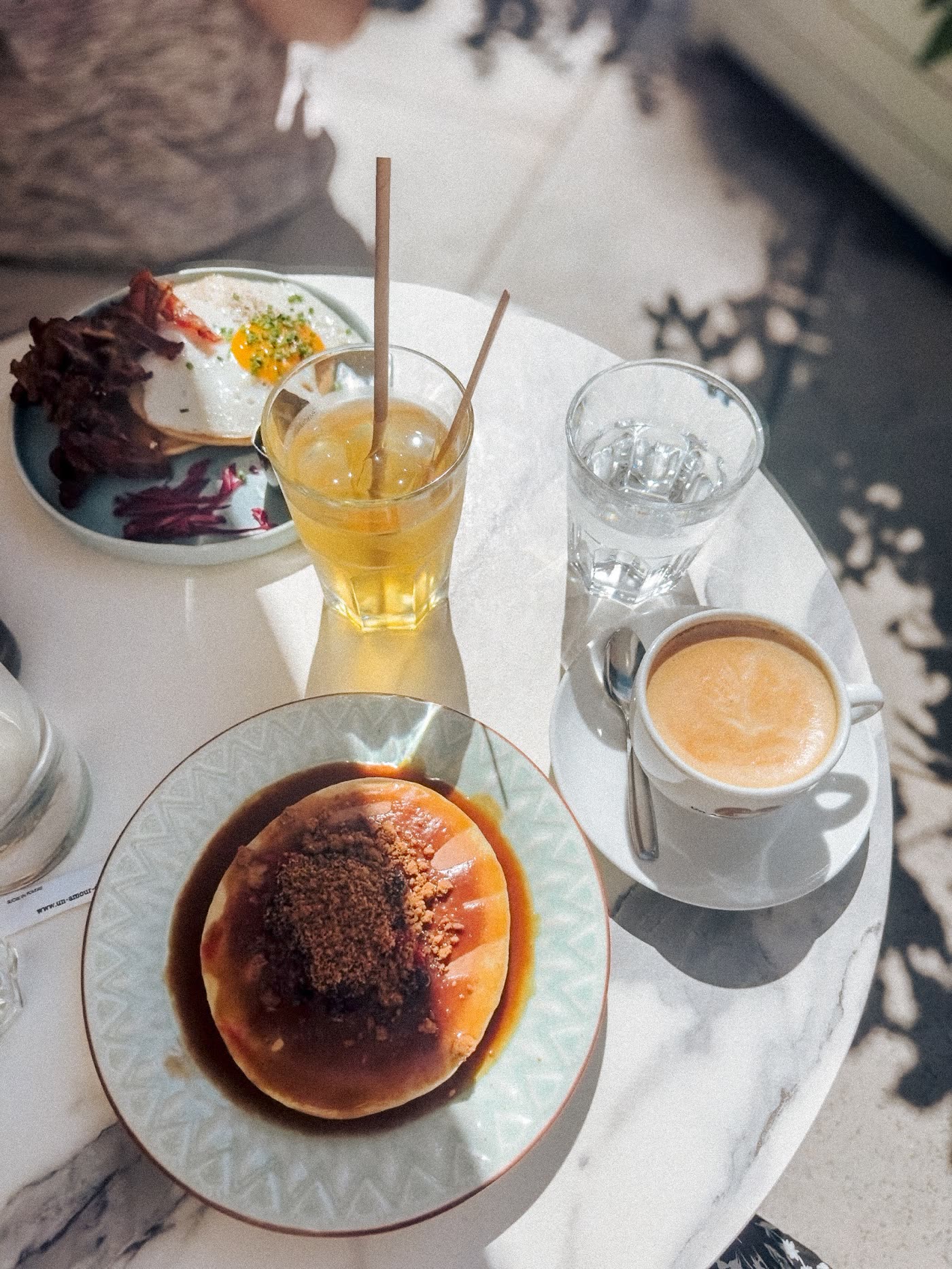 Brunch en terrasse au soleil, pancakes, dutch baby et thé glacé